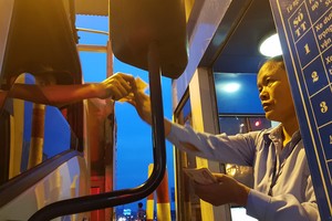 Người dân cho rằng thu phí bằng tay thời gian qua là không minh bạch. Ảnh: Văn Chương.
