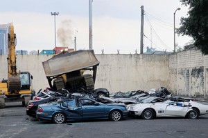 Các xe sang bị nghiền nát ở Manila ngày 6/2. Ảnh: Reuters.