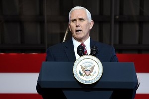 Phó tổng thống Mỹ Mike Pence phát biểu tại căn cứ Yokota, ngoại ô Tokyo, Nhật Bản, ngày 8/2. Ảnh: AFP.