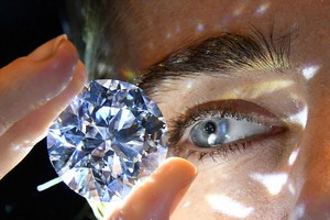 Viên kim cương 102,34 cara được tìm thấy tại một mỏ khai thác ở Botswana, nó được cho là “viên kim cương trắng hiếm có” từng xuất hiện trên thị trường.