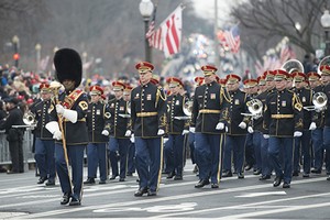 Quân nhạc Mỹ diễu hành dọc đại lộ Pennsylvania trong lễ nhậm chức của Tổng thống Donald Trump vào ngày 20/1/2017. Ảnh: Quân đội Mỹ.