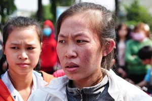 Các công nhân điêu đứng vì không có tiền về Tết. Ảnh: Thái Hà.