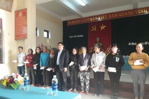 Bộ trưởng Nguyễn Chí Dũng trao quà Tết cho bà con tại Quảng Bình.