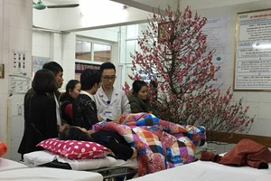 Các bác sĩ phải làm việc liên tục những ngày Tết. Ảnh: Ngân Giang.