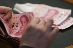 Chàng trai Trung Quốc đã chi toàn bộ tiền tiết kiệm để đãi mọi người vì tưởng mình trúng độc đắc. Ảnh minh họa: Bloomberg