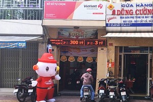 Cửa hàng Vietlott trên đường Nguyễn Trãi (quận 5) đã ba lần phát hành vé trúng độc đắc. Ảnh: Phương Đông.