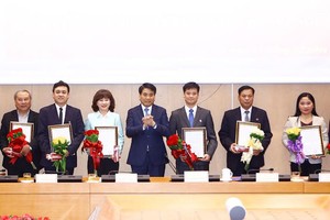 Chủ tịch UBND thành phố Hà Nội Nguyễn Đức Chung trao quyết định bộ nhiệm và chúc mừng các thành viên Ban Giám đốc HNIF. Ảnh: Báo Hà nội mới