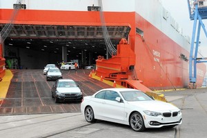 Lượng xe nhập khẩu giảm gần 5 lần kể từ khi có nhiều quy định về kinh doanh xe hơi tại Việt Nam được ban hành.