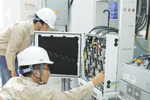 Các nhà mạng đã chuẩn bị sẵn sàng 4G phục vụ mùa lễ hội. Trong ảnh: Nhân viên MobiFone kiểm tra hệ thống