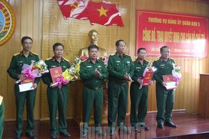 Tư lệnh và Chính ủy Quân khu 5 trao quyết định của Bộ Quốc phòng cho các cán bộ chủ trì. Ảnh báo Quân khu 5