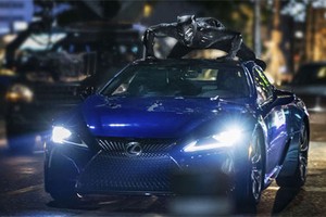 Siêu nhân Báo đen trong màn rượt đuổi thực hiện trên nóc chiếc LC500. Ảnh: Marvel.