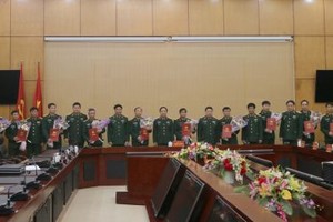 Thường vụ Đảng ủy, Bộ Tư lệnh Quân khu 2 trao quyết định điều động, bổ nhiệm 12 cán bộ. Ảnh QK2