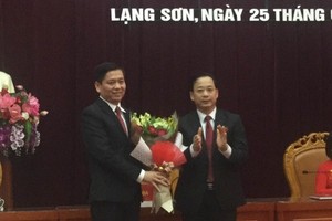 Phó Chủ tịch UBND tỉnh Lạng Sơn Nguyễn Long Hải (trái)