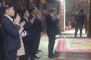 Hình ảnh cán bộ đi lễ trong giờ hành chính xuất hiện trên VTV1 (ảnh cắt từ clip VTV).