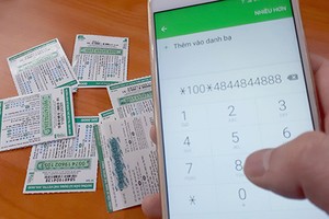 28/2 là ngày cuối cùng các nhà mạng khuyến mãi 50% thẻ nạp nên nhiều người đã mua cả chục thẻ cào để nạp tiền. Ảnh: Phương Sơn