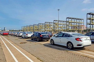 Xe Honda miễn thuế nhập từ Thái Lan về Việt Nam tại cảng Hiệp Phước chiều 1/3.