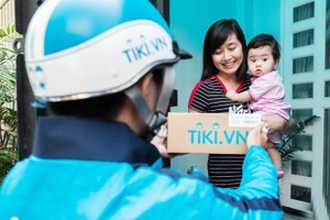 Nhân viên Tiki giao hàng cho khách tại nhà. (Nguồn: Tiki)