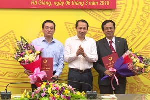 Phó Chủ tịch UBND tỉnh Hà Giang Trần Đức Quý trao quyết định bổ nhiệm cán bộ. Ảnh Hagiangtv.vn