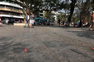 Lớp đá lát vỉa hè phía đường Định Tiên Hoàng dự kiến được thay thế bằng đá granite dầy 10 cm