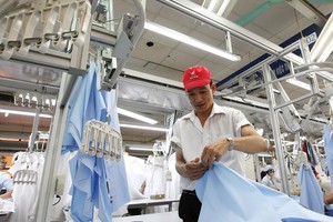 Ngay khi CPTPP có hiệu lực, Canada sẽ giảm 42% thuế với sản phẩm dệt may Việt Nam. Trong ảnh: Xưởng sản xuất áo sơ mi của Công ty May 10.