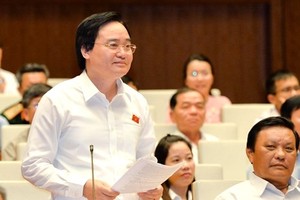 Bộ trưởng Giáo dục và Đài tạo Phùng Xuân Nhạ. Ảnh: QH