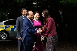 Thủ tướng New Zealand Jacinda Andern chào đón Thủ tướng Nguyễn Xuân Phúc và Phu nhân. Ảnh: VGP/Quang Hiếu