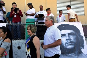 Phó Chủ tịch Miguel Diaz-Canel và phu nhân tham gia cuộc bỏ phiếu bầu cử quốc hội. Ảnh: AFP.