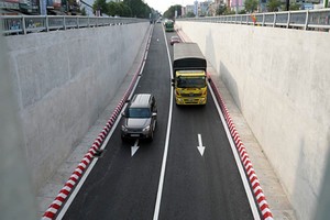 Những chiếc xe đầu tiên lăn bánh qua hầm chui An Sương. Ảnh: Hữu Công.