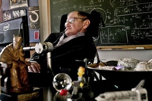 Giáo sư Stephen Hawking qua đời sau nhiều năm sống chung với căn bệnh teo cơ. Ảnh: AP