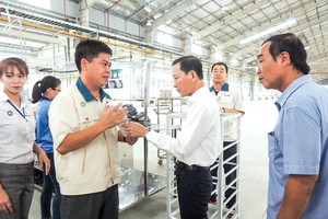Lãnh đạo thành phố Cần Thơ khảo sát tại doanh nghiệp. - Ảnh Báo Cần Thơ.