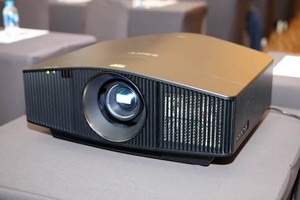 VPL-VW760ES với đèn chiếu laser cho thời gian sử dụng lên đến 20,000 giờ.