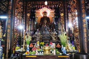 Khách Tây ngưỡng mộ kiến trúc của chùa cổ bậc nhất Sài Gòn