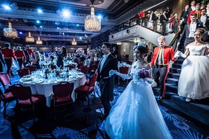 Đêm vũ hội ở London diễn ra hàng năm Khách sạn Nhà Grosvenor có tên gọi chính thức là Russian Debutante Ball dành cho các con cái gia đình siêu giàu Nga sống ở Anh. Ảnh: Guardian.