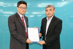 Thứ trưởng Nguyễn Minh Hồng trao quyết định cho ông Trần Minh. Ảnh Mic.gov.vn