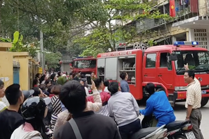 Chung cư lâu năm bốc cháy, nhiều người bỏ chạy