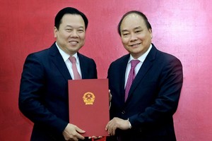 Thủ tướng Nguyễn Xuân Phúc trao quyết định bổ nhiệm cho ông Nguyễn Hoàng Anh giữ chức Chủ Ủy ban Quản lý vốn nhà nước tại doanh nghiệp.