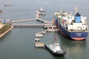 Với 12,86 triệu tấn trị giá trên 7,04 tỷ USD, năm 2017 xăng dầu tiếp tục là mặt hàng có tốc độ tăng nhập khẩu ở mức khoảng 10%