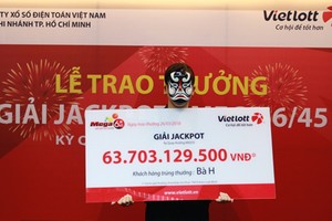 Nữ khách hàng thường xuyên mua vé số đã trúng 63,7 tỷ đồng trong kỳ quay số ngày 9/3. Ảnh: Vietlott