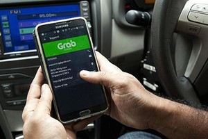 Grab sẽ "một mình một ngựa" khi không còn đối thủ trực tiếp Uber. Ảnh: CNBC.