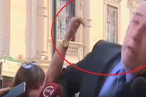 Nghị sĩ Peru bị tát khi đang trả lời phỏng vấn truyền hình