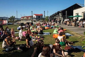 Người dân thư giãn gần cảng Wellington, New Zealand. Ảnh: Guardian.