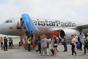 Việc tăng giá dịch vụ sân bay được cho là sẽ tác động tới giá vé máy bay. Ảnh minh họa: Đ.Loan