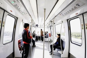 Những hành khách đầu tiên được đi và đánh giá về chiếc tàu không người lái. (Nguồn: Weibo)