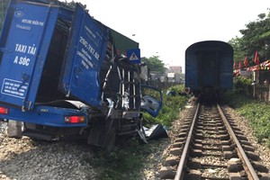Xe tải bị hư hỏng nặng sau cú đâm của tàu SE5. Ảnh: Thắng Ngọc