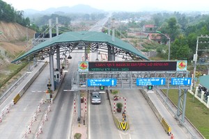 Trạm thu phí Thái Nguyên - Chợ Mới rất vắng phương tiện. Ảnh: Xuân Hoa.