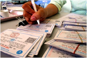 Việc cấp đổi thẻ BHYT theo mã số BHXH là một trong những nhiệm vụ trọng tâm và cấp bách của Ngành BHXH trong tiến trình đổi mới.