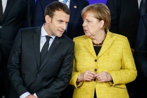 Tổng thống Pháp Emmanuel Macron (bên trái) và Thủ tướng Đức Angela Merkel.