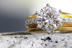 Ba chiếc nhẫn và 1 chiếc vòng đính kim cương trị giá 100.000 USD đã được tìm thấy trong 10 tấn rác sau nhiều giờ tìm kiếm. (Nguồn: CBS News)