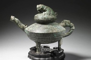 Ấm cổ có từ thời Tây Chu trước Công nguyên. Ảnh: Canterbury Auction Galleries.