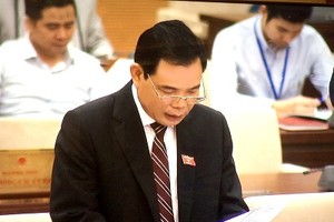 Bộ trưởng Bộ Nông nghiệp và Phát triển nông thôn Nguyễn Xuân Cường trình bày Tờ trình của Chính phủ về dự án Luật - Ảnh: VGP/Nguyễn Hoàng.